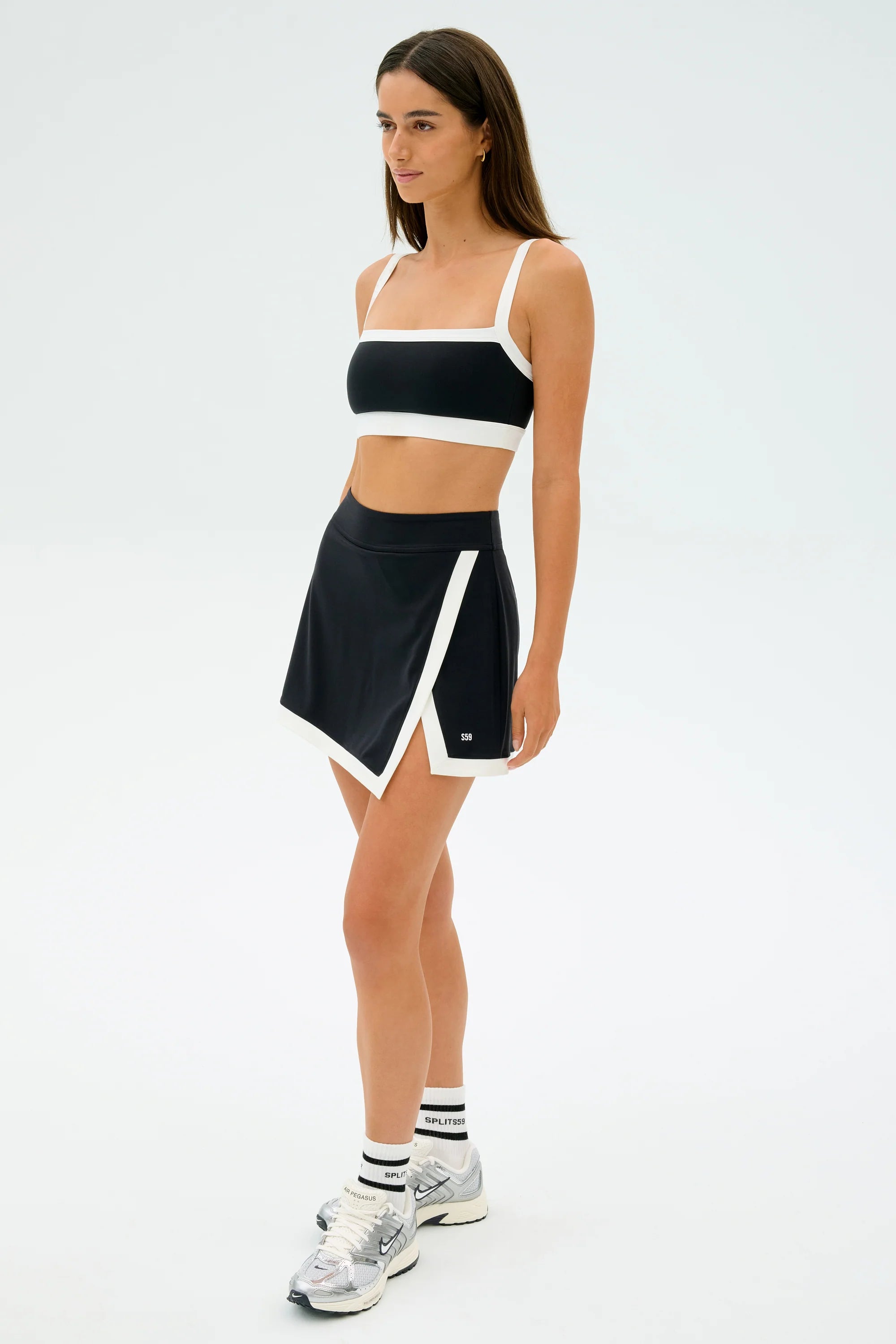03_MONAHRIGORBRAA3045BLACK-WHITEMONAHRIGORSKORTG5008BLACK-WHITE_D1_0011_4ed4b1af-339e-4825-ae86-82b693184a09.webp