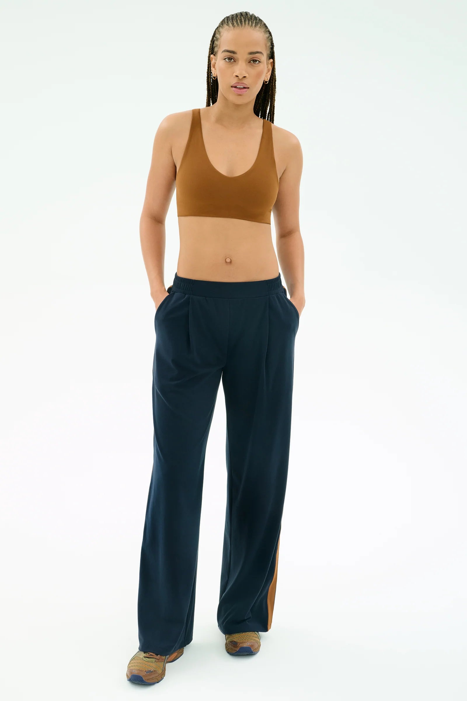 05_AIRWEIGHT_SCOOP_BACK_BRA_HONEY_A7000_LUCA_AIRWEIGHT_TROUSER_W_STRIPE_BLACK_E3139_493.webp