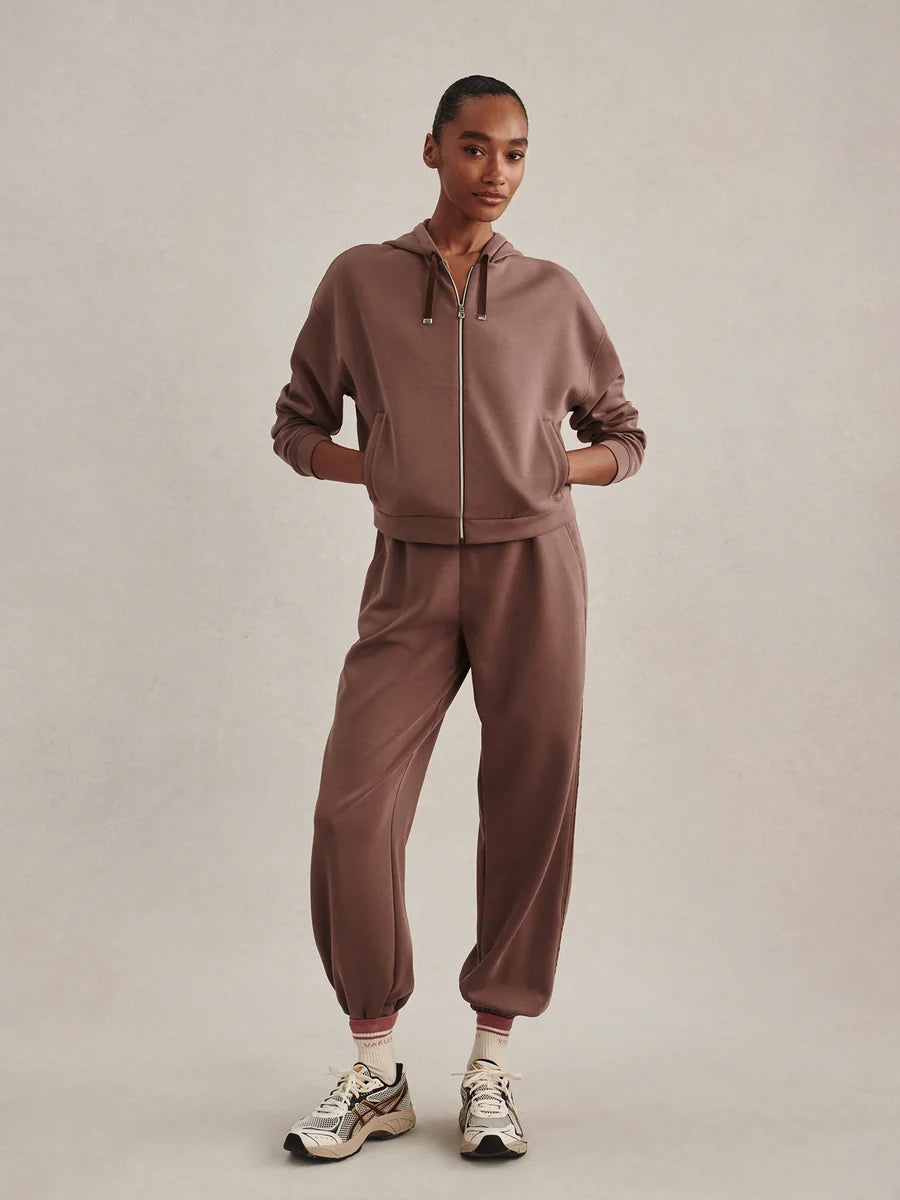 067a3f6b27877b90b3cd6101ba696401701dde40_VAR03681_Eli_Jogger_29_Coffee_Quartz_037.webp