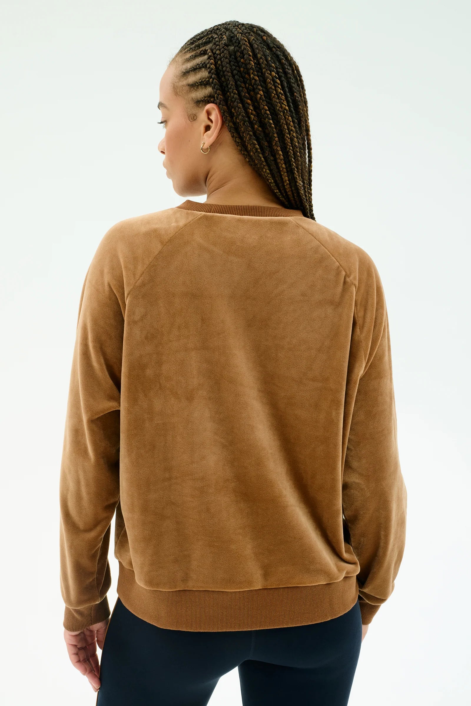 12_JOY_VELOUR_CREWNECK_D4206_HONEY_029.webp