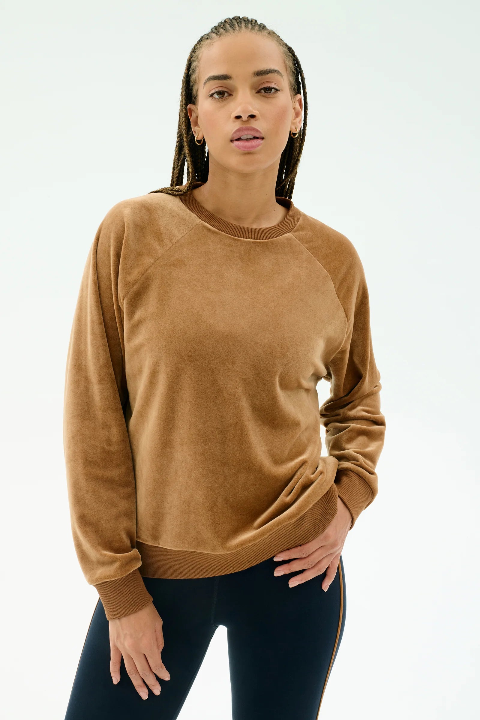 12_JOY_VELOUR_CREWNECK_D4206_HONEY_040.webp