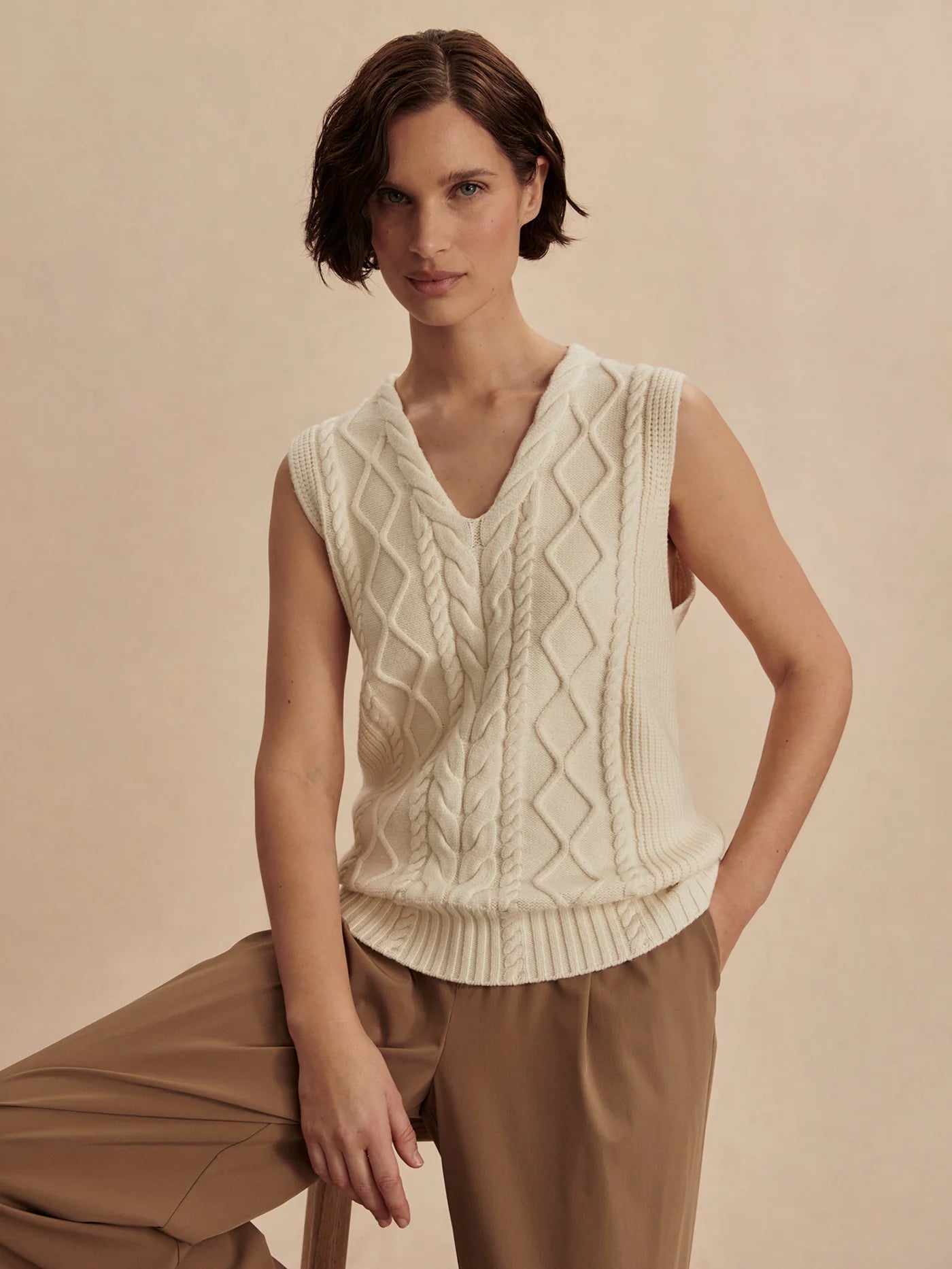 1b6c7915852a873a813d360e00ebd352a60358e4_VAR02471_KAY_CABLE_KNIT_VEST_SNOW_WHITE_134.webp