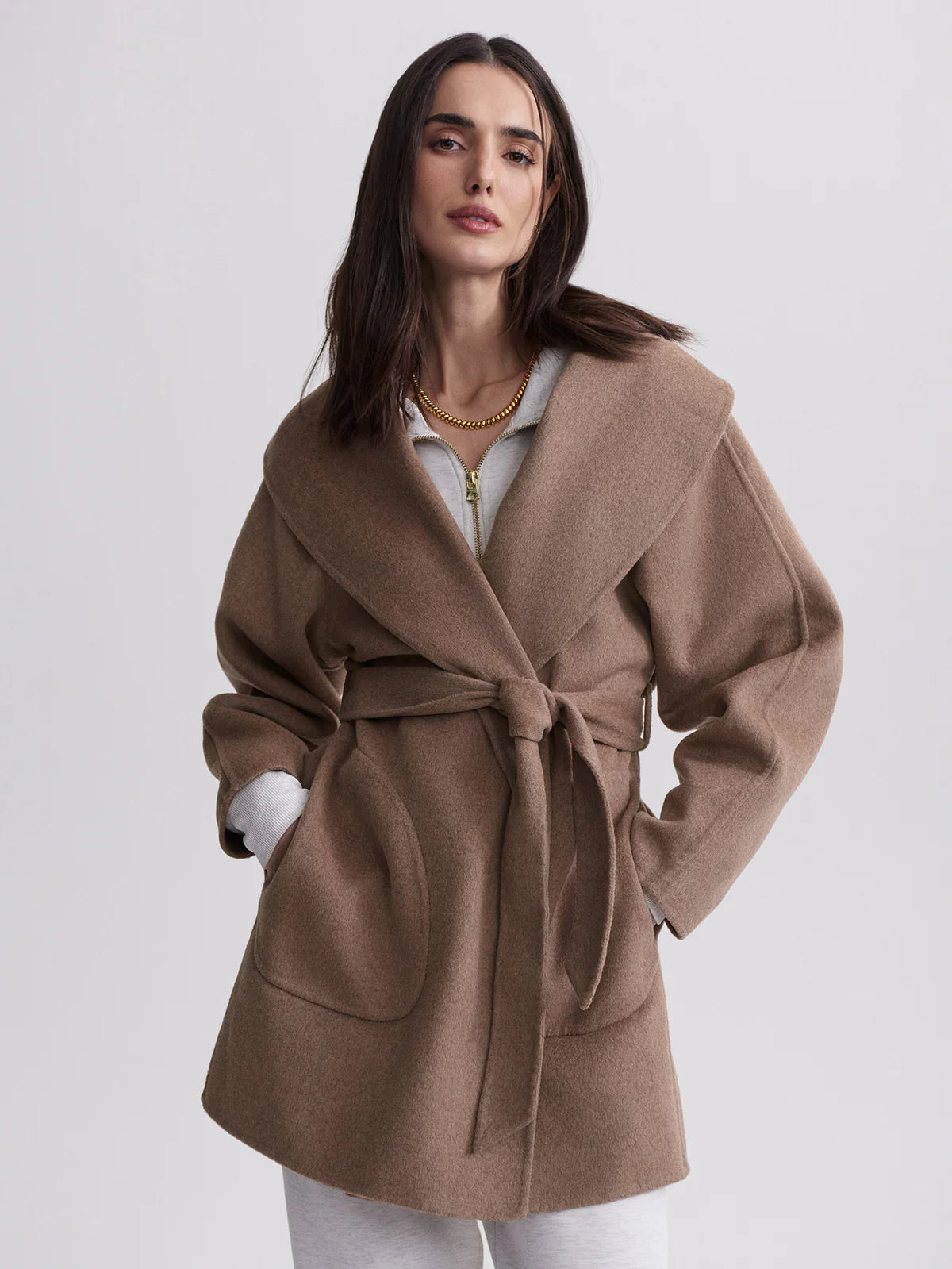 3b1a6920e83a994516cb26e5a8849ebb8771c14c_VAR02193_EDGEMERE_WRAP_JACKET_STUCCO_045.webp