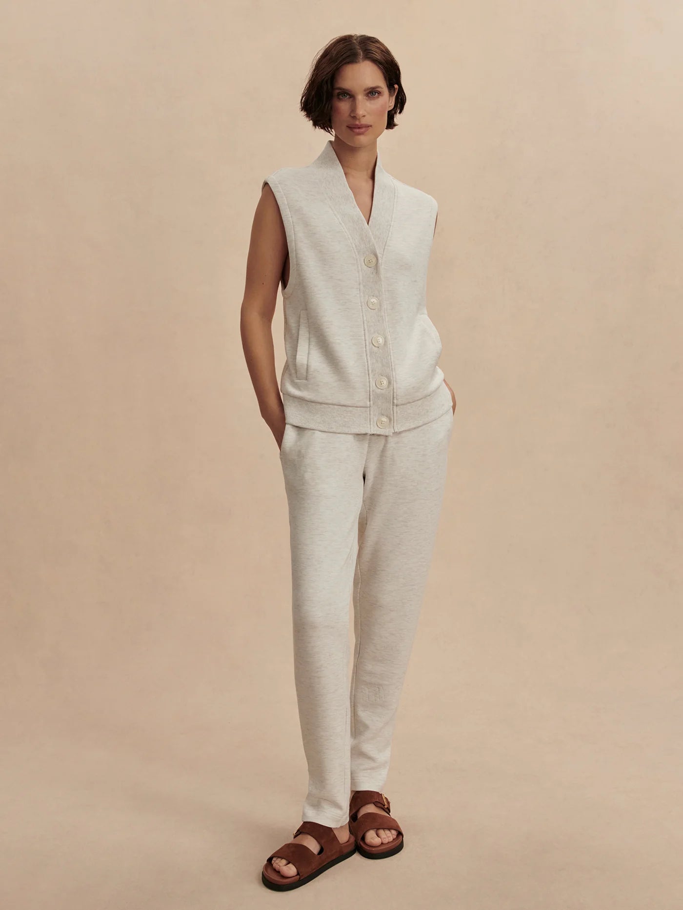 3e64e71d5df11a0ef773ce5a6526d51057045c9a_VAR02598_VICKY_BUTTON_GILET_IVORY_MARL_022.webp