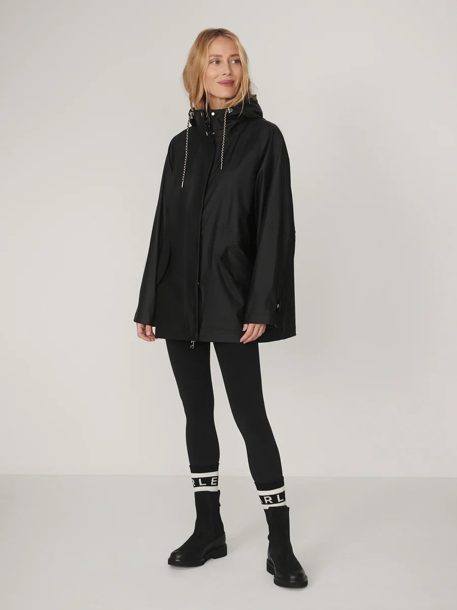 53c134ccf519a0129b1fc351fa1975188fa3cc6c_2_VAR03555_ORLEN_SHORT_RAIN_JACKET_BLACK.webp