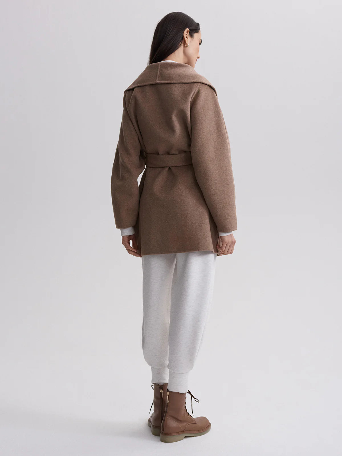 62a0e313245dd570ebeb03e24cf74c4acafa3f15_VAR02193_EDGEMERE_WRAP_JACKET_STUCCO_077.webp