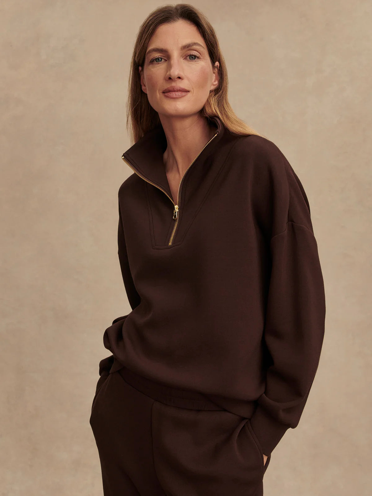 693c72d51fb3d0a3a9fc594c3f2134dcd1c08bd5_VAR01461_HAWLEY_HALF_ZIP_SWEAT_COFFEE_BEAN_052.webp