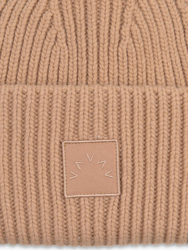 CRESTA_BEANIE_SAND_02.webp