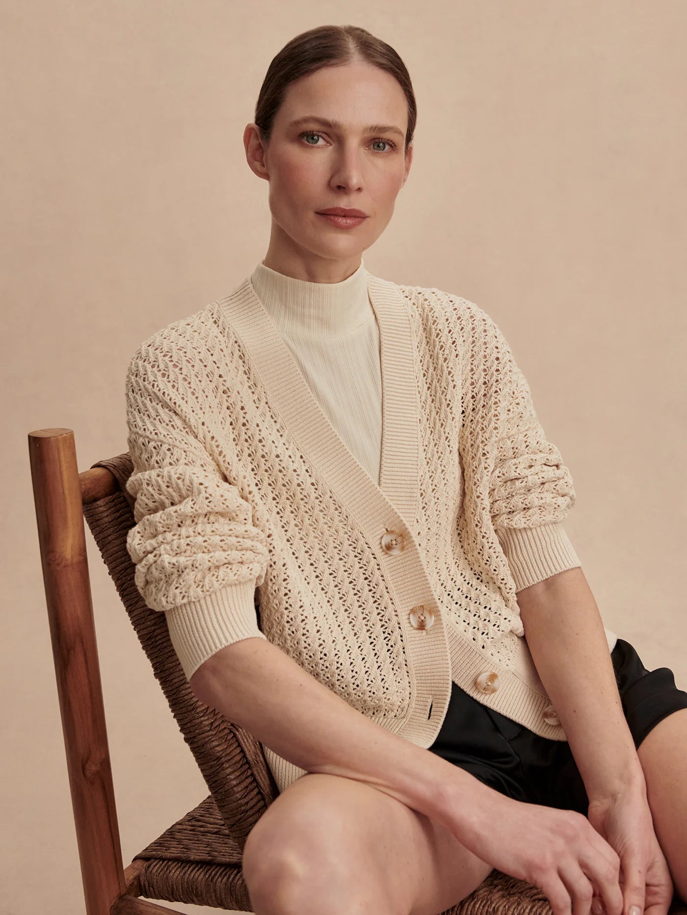 be4b3b8c5b6f21cb5db8203139f43efcbf694588_VAR02633_ASTELL_RELAXED_KNIT_CARDIGAN_BIRCH_079.webp